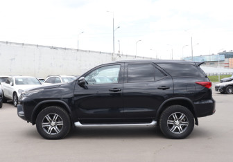 Подержанный автомобиль Toyota Fortuner 2021 года (8 фото)