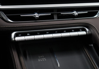 Подержанный автомобиль Geely Monjaro 2025 года (24 фото)