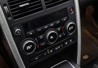 Подержанный автомобиль Land Rover Discovery Sport 2015 года (18 фото)