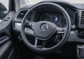 Подержанный автомобиль Volkswagen Multivan 2015 года (15 фото)