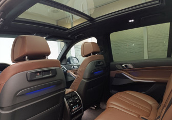 Подержанный автомобиль BMW X7 2021 года (11 фото)