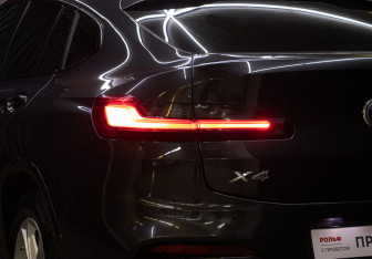 Подержанный автомобиль BMW X4 2021 года (26 фото)