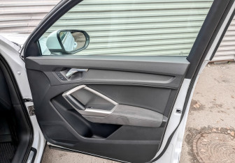 Подержанный автомобиль Audi Q3 2023 года (25 фото)