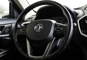 Подержанный автомобиль DongFeng AX7 2017 года (10 фото)