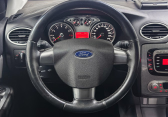 Подержанный автомобиль Ford Focus Wagon 2011 года (13 фото)