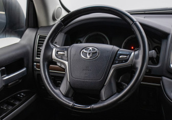 Подержанный автомобиль Toyota Land Cruiser Suv 2017 года (15 фото)