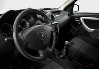 Подержанный автомобиль Renault Duster 2014 года (9 фото)