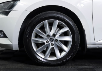 Подержанный автомобиль Skoda Superb Liftback 2017 года (23 фото)