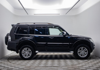 Подержанный автомобиль Mitsubishi Pajero 2017 года (4 фото)