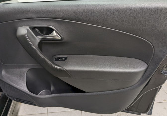 Подержанный автомобиль Volkswagen Polo Sedan 2011 года (18 фото)