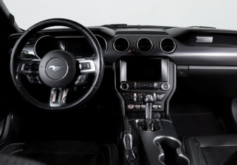 Подержанный автомобиль Ford Mustang Convertible 2018 года (12 фото)