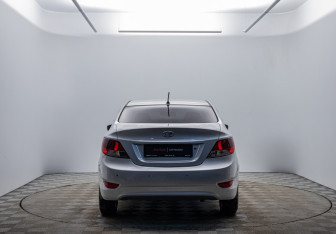 Подержанный автомобиль Hyundai Solaris Sedan 2012 года (6 фото)