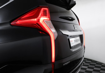 Подержанный автомобиль Mitsubishi Pajero Sport 2017 года (22 фото)