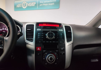 Подержанный автомобиль Kia Venga 2011 года (17 фото)