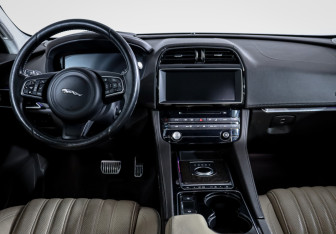 Подержанный автомобиль Jaguar F-Pace 2016 года (13 фото)