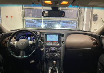 Подержанный автомобиль Infiniti QX70 2013 года (11 фото)