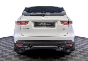 Подержанный автомобиль Jaguar F-Pace 2017 года (6 фото)