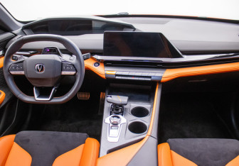 Подержанный автомобиль Changan UNI-V 2023 года (13 фото)