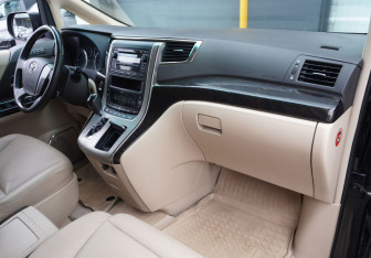Подержанный автомобиль Toyota Alphard 2012 года (11 фото)