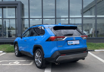 Подержанный автомобиль Toyota RAV4 2020 года (8 фото)