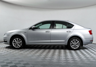 Подержанный автомобиль Skoda Octavia Liftback 2019 года (8 фото)