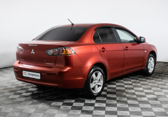 Подержанный автомобиль Mitsubishi Lancer Sedan 2010 года (5 фото)