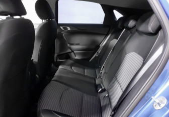 Подержанный автомобиль Kia Ceed Hatchback 2022 года (10 фото)