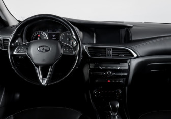 Подержанный автомобиль Infiniti Q30 2017 года (12 фото)