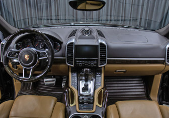 Подержанный автомобиль Porsche Cayenne 2014 года (13 фото)