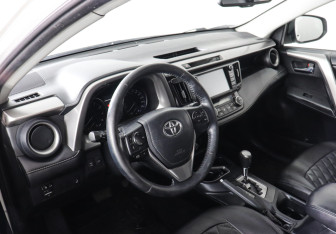 Подержанный автомобиль Toyota RAV4 2017 года (9 фото)
