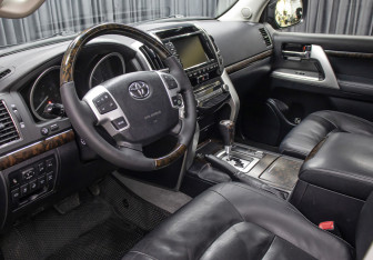 Подержанный автомобиль Toyota Land Cruiser Suv 2015 года (16 фото)