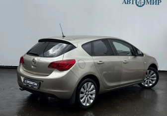 Подержанный автомобиль Opel Astra Hatchback 2011 года (5 фото)