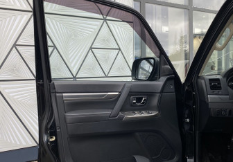 Подержанный автомобиль Mitsubishi Pajero 2013 года (17 фото)