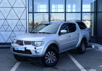 Подержанный автомобиль Mitsubishi L200 2011 года (1 фото)