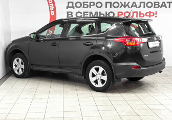Подержанный автомобиль Toyota RAV4 2014 года (6 фото)