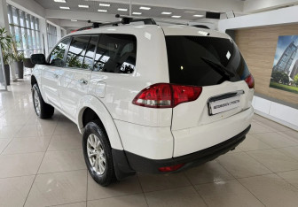 Подержанный автомобиль Mitsubishi Pajero Sport 2013 года (7 фото)
