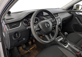 Подержанный автомобиль Skoda Octavia Liftback 2019 года (14 фото)