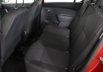 Подержанный автомобиль Renault Sandero 2016 года (7 фото)