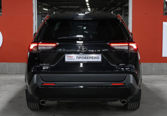 Подержанный автомобиль Toyota RAV4 2021 года (6 фото)