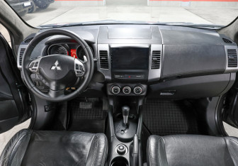 Подержанный автомобиль Mitsubishi Outlander 2008 года (14 фото)