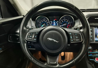 Подержанный автомобиль Jaguar XE 2018 года (12 фото)