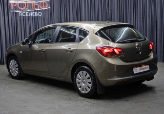Подержанный автомобиль Opel Astra Hatchback 2013 года (7 фото)
