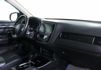 Подержанный автомобиль Mitsubishi Outlander 2018 года (9 фото)