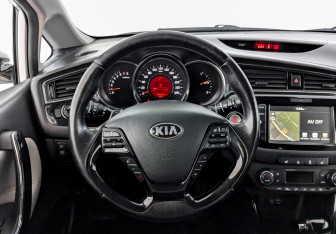 Подержанный автомобиль Kia Ceed Wagon 2017 года (20 фото)