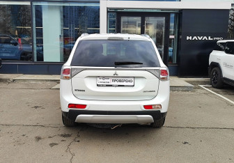 Подержанный автомобиль Mitsubishi Outlander 2014 года (6 фото)