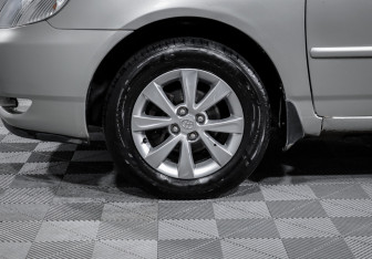 Подержанный автомобиль Toyota Corolla Sedan 2004 года (15 фото)