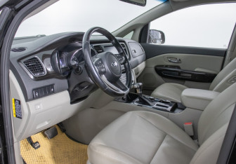 Подержанный автомобиль Kia Carnival 2018 года (8 фото)