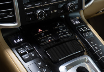 Подержанный автомобиль Porsche Cayenne 2015 года (19 фото)