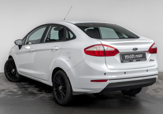 Подержанный автомобиль Ford Fiesta Sedan 2015 года (7 фото)