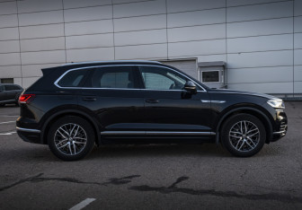 Подержанный автомобиль Volkswagen Touareg 2020 года (4 фото)